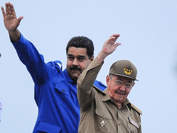 Os presidentes de Cuba, Raúl Castro, e da Venezuela, Ricardo Maduro, participam de comemorações do 1º de Maio em Havana, na sexta (1º) (Foto: AFP Photo/Yamil Lage)
