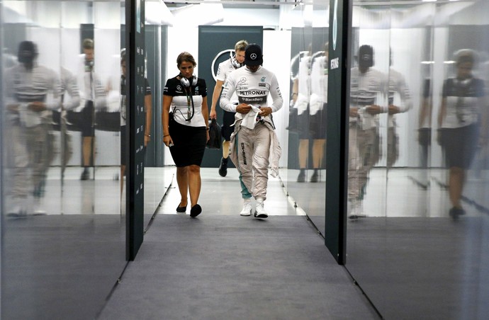 Lewis Hamilton de cabeça baixa após abandonar o GP de Cingapura (Foto: Reuters)