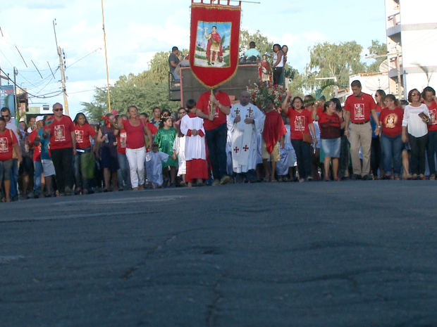 Procissão a Santo Expedito percorreu ruas do centro de Petrolina (Foto: Reprodução/TV Grande Rio)