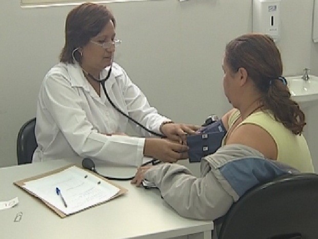 Médica cubana faz atendimento em moradora de Araçatuba (Foto: Reprodução/ TV TEM)