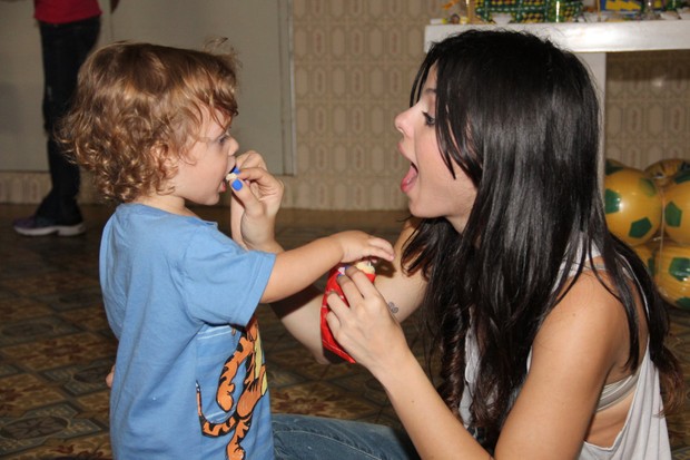 Sthefany Brito brinca com uma das crianças (Foto: Cleomir Tavares/Divulgação)