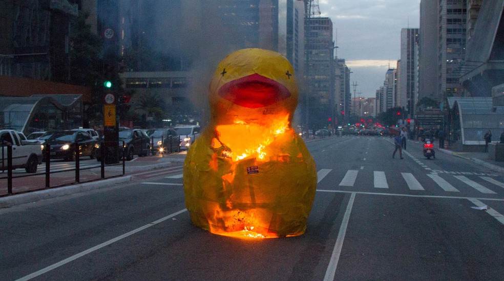 Pato amarelo é queimado em ato contra as reformas na Paulista (Foto: Kevin David/A7 Press/Estadão Conteúdo)