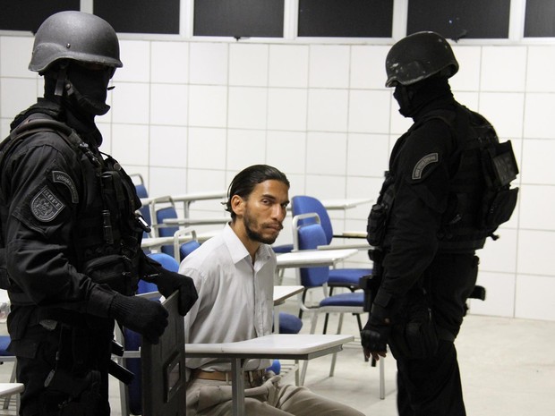 Frank Oliveira da Costa se entregou após negociação com a polícia (Foto: Alberto Maraux/Ascom SSP)
