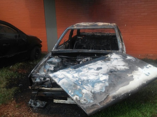 Carro ficou completamente destruído, em Goiás (Foto: Reprodução/TV Anhanguera)