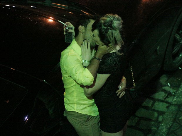 Ex-BBB Serginho beija muito em festa em São Paulo (Foto: Celso Tavares/ EGO)