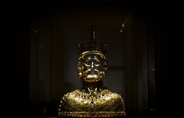 Busto de Carlos Magno, uma das figuras mais importantes da história européia - e antepassado de Lee (Foto: Getty Images)