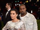 Kim Kardashian usa fenda profunda, e Kanye West vai de jeans em red carpet