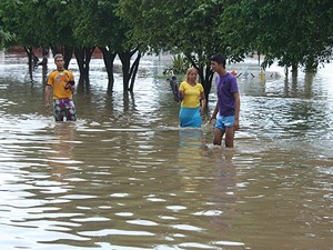 Santa Rita ficou ilhada com as chuvas de maio de 2011 na Paraíba (Foto: Walter Paparazzo/G1)