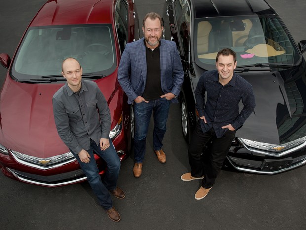 Presidente da GM, Dan Ammann (centro), com os fundadores do Lyft John Zimmer (direita) e Logan Green (esquerda) (Foto: Divulgação)