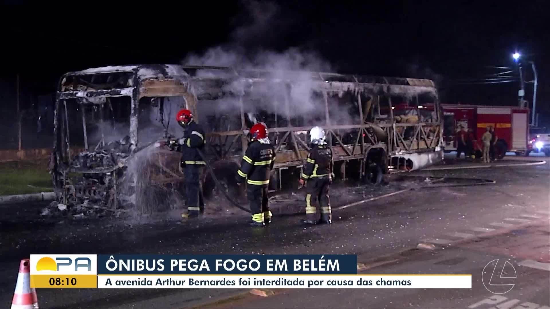Incêndio em ônibus interdita avenida Arthur Bernardes em Belém​‌​
