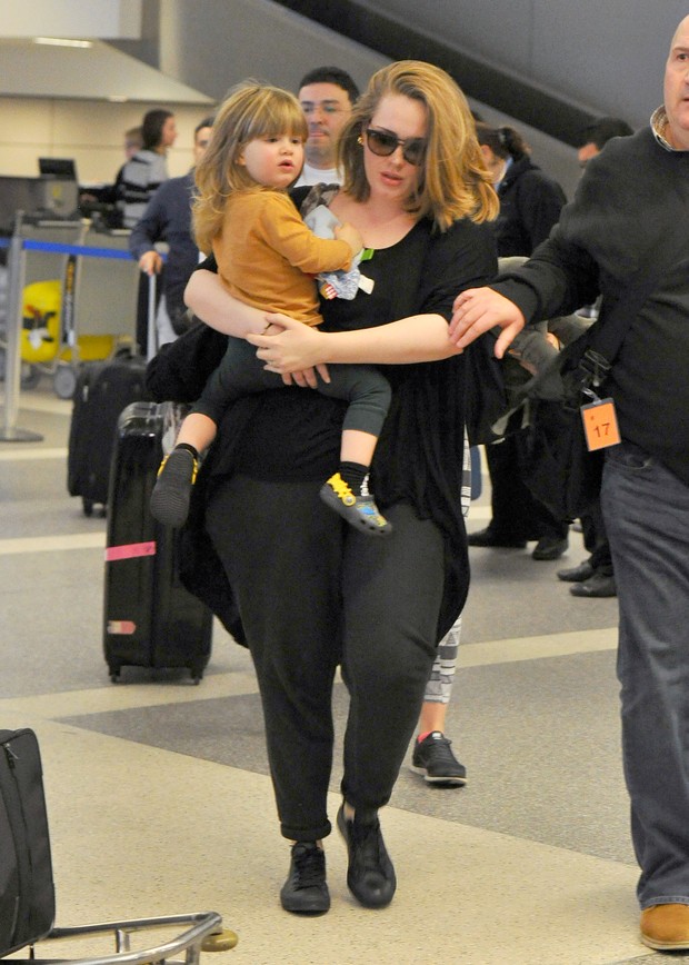 Adele desembarca com o filho, Angelo, em aeroporto de Los Angeles, nos Estados Unidos (Foto: AKM-GSI/ Agência)