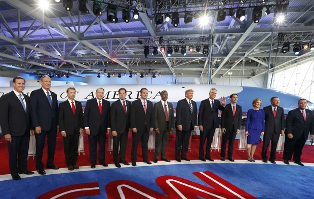 Os pré-candidatos republicanos Rick Santorum e George Pataki, que participaram do debate entre os menos cotados, posam ao lado dos participantes do debate principal (a partir da esquerda): Rand Paul, Mike Huckabee, Marco Rubio, Ted Cruz, Ben Carson, Donald Trump, Jeb Bush, Scott Walker, Carly Fiorina, John Kasich e Chris Christie (Foto: Reuters/Mario Anzuoni) Os pré-candidatos republicanos Rick Santorum e George Pataki, que participaram do debate entre os menos cotados, posam ao lado dos participantes do debate principal (a partir da esquerda): Rand Paul, Mike Huckabee, Marco Rubio, Ted Cruz, Ben Carson, Donald Trump, Jeb Bush, Scott Walker, Carly Fiorina, John Kasich e Chris Christie (Foto: Reuters/Mario Anzuoni)