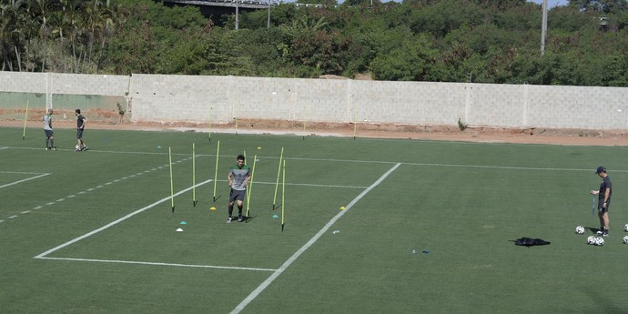 Mark Bresciano e Mile Jedinak treinaram em separado nesta segunda atividade da Austrália no Espírito Santo (Foto: Richard Pinheiro/GloboEsporte.com)