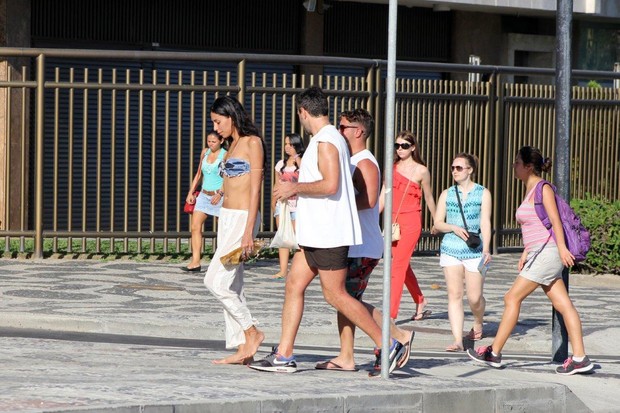 Lea T vai à praia de Ipanema no RJ (Foto: JC Pereira/AgNews)