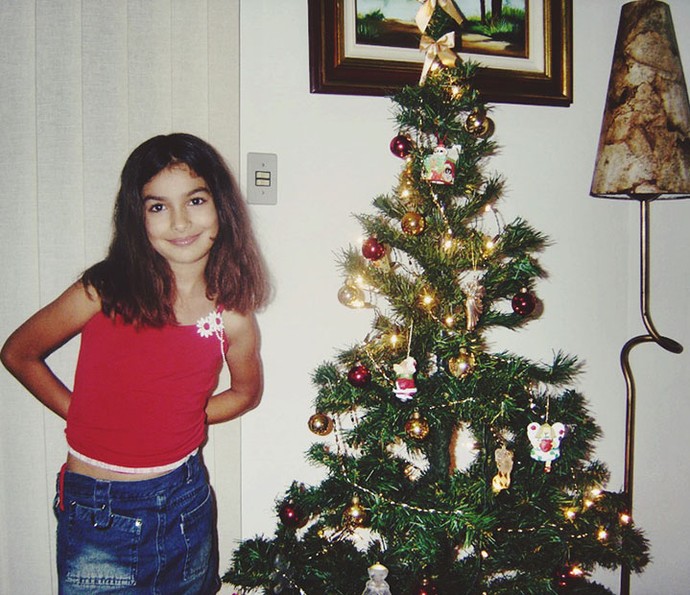 Marina Moschen não mudou nada! A protagonista está toda feliz ao lado da árvore (Foto: Arquivo Pessoal)