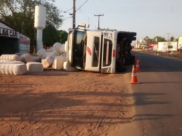 G Carreta De Metros Carregada De Algod O Tomba Na Br No Sul