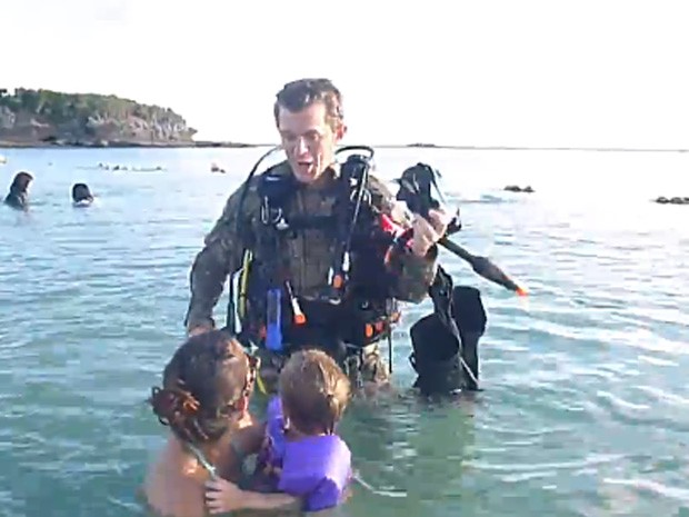 Hyrum Bronson surpreendeu a família ao surgir antes do previsto, vestido com equipamento de mergulho (Foto: YouTube/Reprodução/Bethany Bronson)
