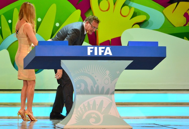 Fernanda Lima no sorteio da Copa (Foto: AFP)