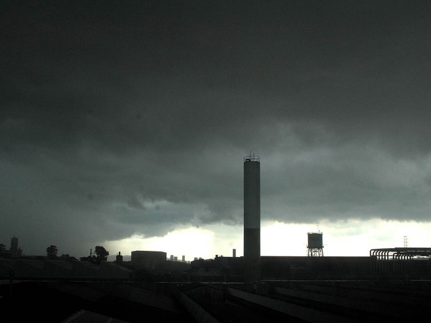 Nuvens escuras de chuva no centro de Osasco, na Grande São Paulo, no início da tarde desta sexta-feira (1°) (Foto: Renato Silvestre/Folhapress)