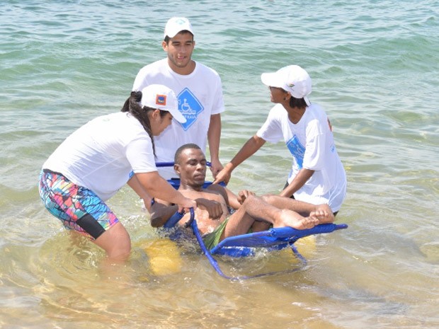 Praia de Salvador é equipada para banho de mar de cadeirantes (Foto: Eduardo Freire / Divulgação)