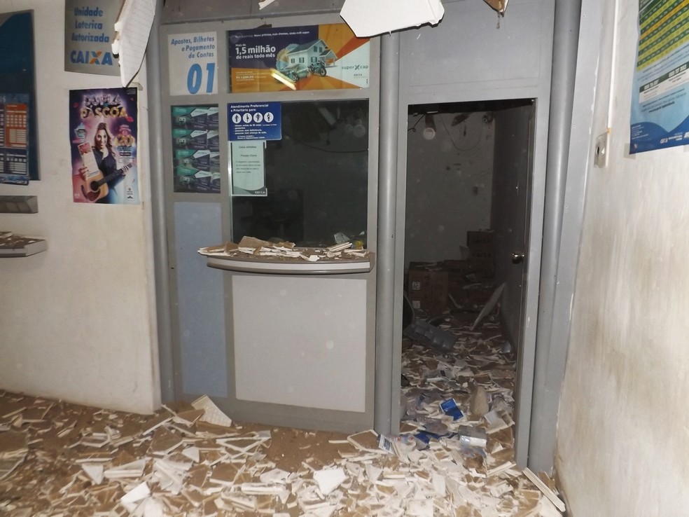 Resultado de imagem para DUAS AGENCIAS BANCARIAS SÃO EXPLODIDAS NESTA MADRUGADA(05/04) NO CARIRI PARAIBANO