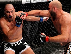 UFC 164  Ben Rothwell e Brandon Vera (Foto: Agência Getty Images)