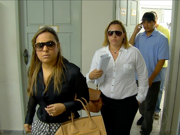 Acompanhada do namorado, Valéria Cortês( de branco) chega a delegacia de Macaíba para prestar depoimento (Foto: Reprodução/Inter TV Cabugi)