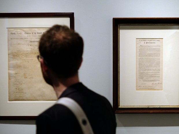 Documento foi assinado por Abraham Lincoln em 1º de fevereiro de 1865 (Foto: Jewel Samad/AFP)