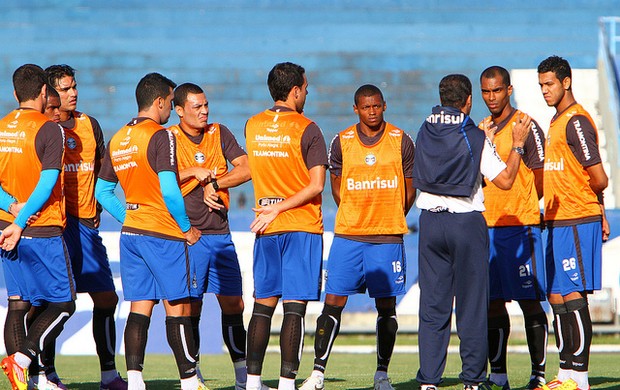 Luxemburgo orienta treino do Grêmio (Foto: Lucas Uebel / Grêmio, DVG)