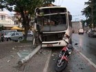 Ônibus derruba 
poste em Salvador (Imagens/TV Bahia)
