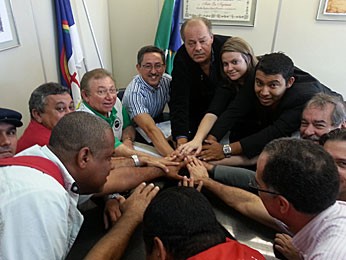 Trabalhadores e empresários firmaram acordo na sede da SRTE-PE (Foto: Divulgação / SRTE-PE)