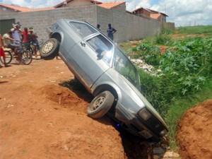 Motorista alcoolizado cai em vala em rua de terra em Três Pontas (Foto: Site Equipe Positiva)