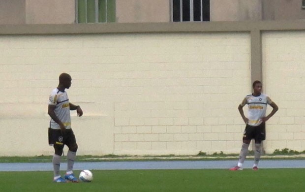 Seedorf e Vitinho no treino do Botafogo (Foto: Thales Soares)