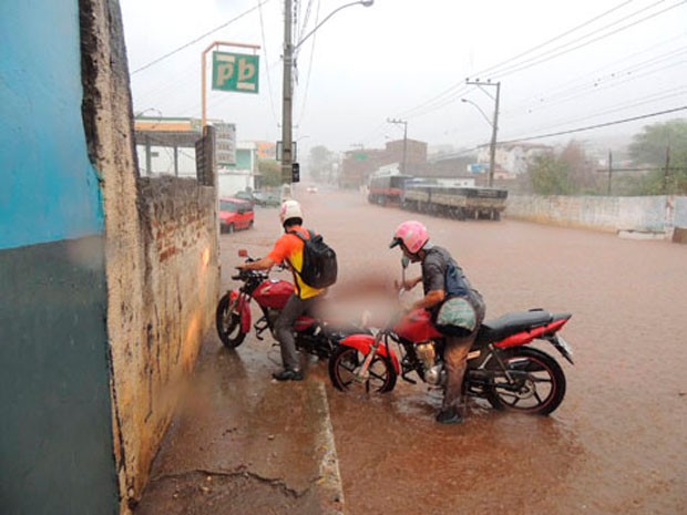 G1 Fortes Chuvas Alagam Cidade De Brumado No Sudoeste Da Bahia Notícias Em Bahia 