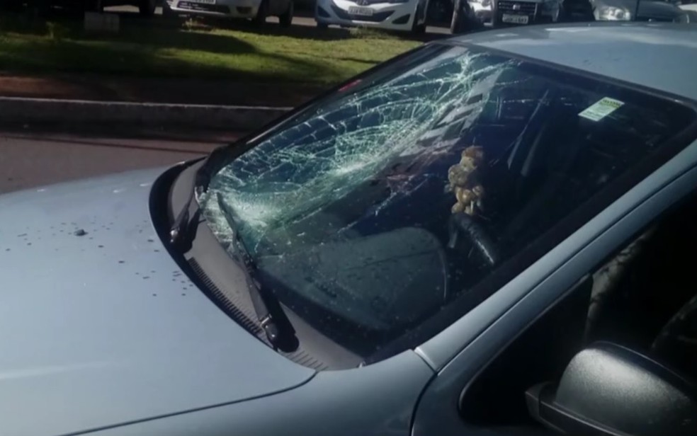 Vidro quebrado do carro após atropelamento de ciclista (Foto: TV Globo/Reprodução)