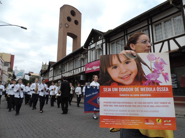 Banda marcial acompanhou público pelas ruas de Blumenau (Foto: Jaime Batista/Divulgação)