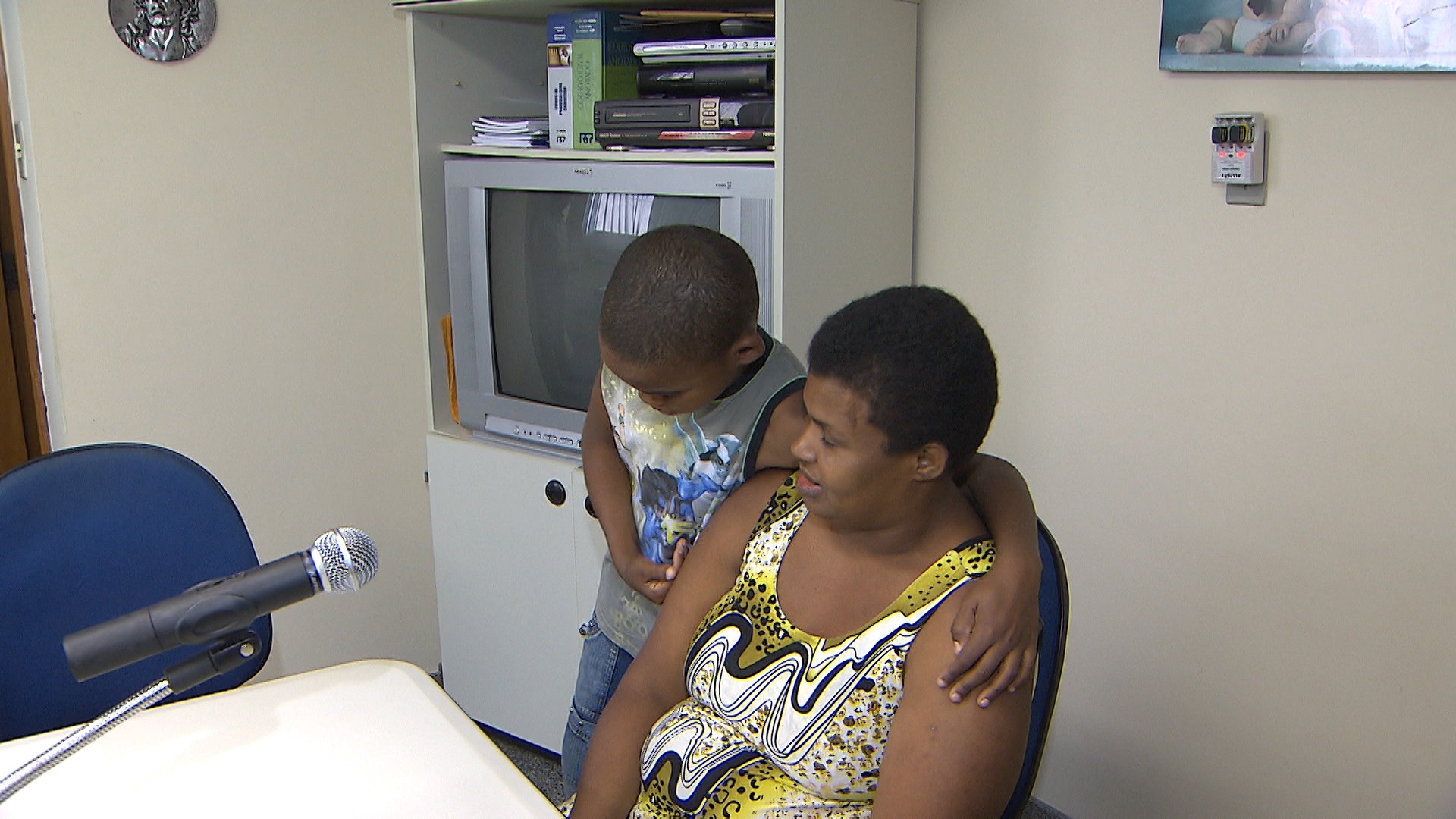 Criança encontra mãe Salvador (Foto: Imagem/TV Bahia)