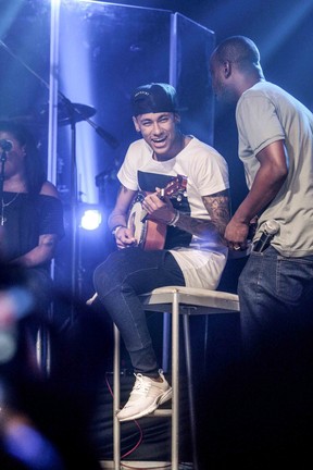 Neymar toca banjo em show em São Paulo (Foto: Leo Franco/ Ag. News)