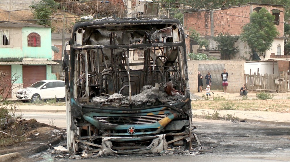 Ônibus é incendiado em Cariacica, no Espírito Santo (Foto: Reprodução/ TV Gazeta)
