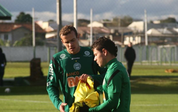 Chico e Anderson Aquino no treino do Coritiba (Foto: Gabriel Hamilko / GloboEsporte.com)