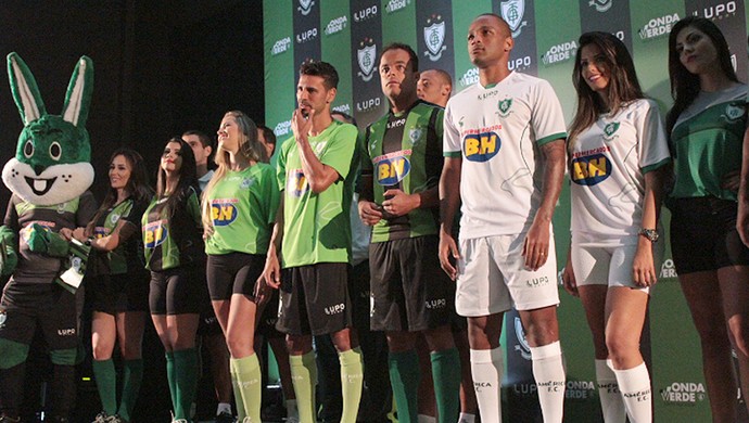 Fbb Raca Superacao Essencia E Amor A Camisa Em Museu E Com Escola De Samba Coelho Mostra Uniformes Para 2015