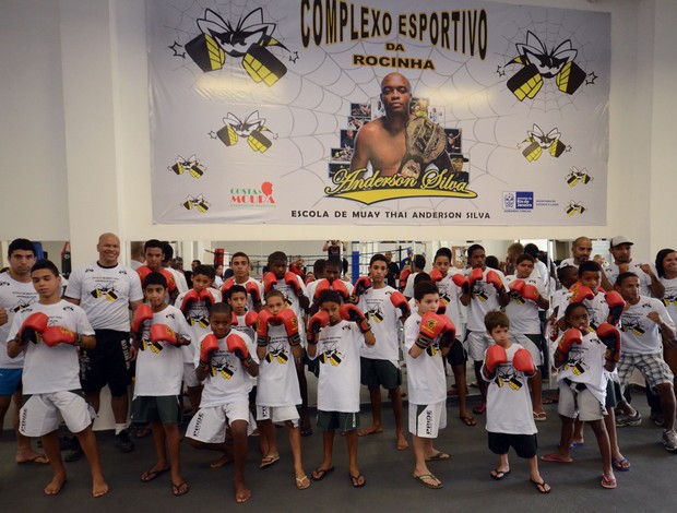 Crianças posam na escolinha de artes marciais de Anderson Silva (Foto: Marcelo Santos/SEEL) Crianças posam na escolinha de artes marciais de Anderson Silva (Foto: Marcelo Santos/SEEL)