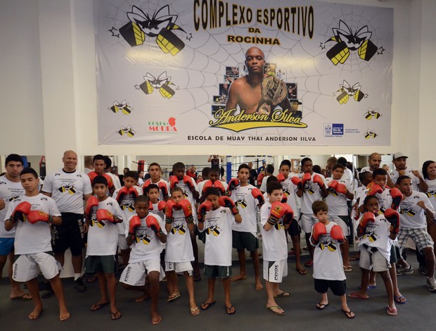 Crianças posam na escolinha de artes marciais de Anderson Silva (Foto: Marcelo Santos/SEEL)