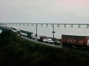 Trânsito está complicado no entorno da ponte nesta quarta (Foto: Reprodução/RBSTV)