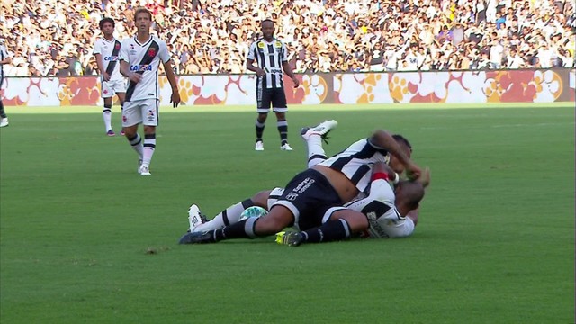 <p>
 Bill e Rodrigo se enroscam, e tempo fecha no gramado do Maracanã. Atacante do Ceará levou empurrão de Rafael Marques e não gostou.</p>
