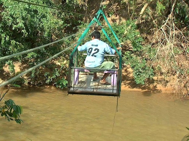 Bondinho Ã© usado para travessia do Rio CoxipÃ³, em CuiabÃ¡ (Foto: ReproduÃ§Ã£o/TVCA)