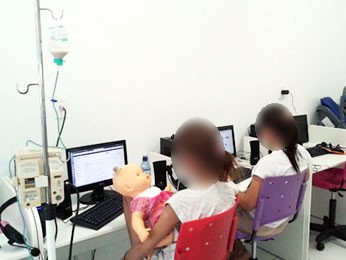 Crianças têm aulas em hospital de Cuiabá (Foto: Stephanie Freitas/G1)