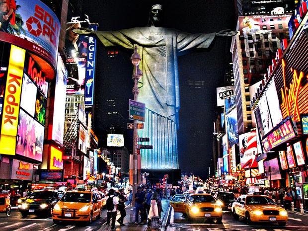 Cristo Redentor no meio da Times Square, em Nova York, é uma das imagens do site (Foto: Designcrowd.com/Divulgação) Cristo Redentor no meio da Times Square, em Nova York, é uma das imagens do site (Foto: Designcrowd.com/Divulgação)