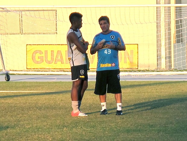 Vitinho e  Eduardo Húngaro no treino do Botafogo (Foto: Thales Soares / Globoesporte.com)