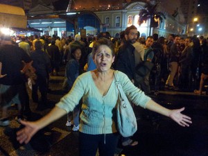 Mulher se emociona ao ver incêndio no prédio do Mercado Público (Foto: Maurício Gonçalves/RBS TV)